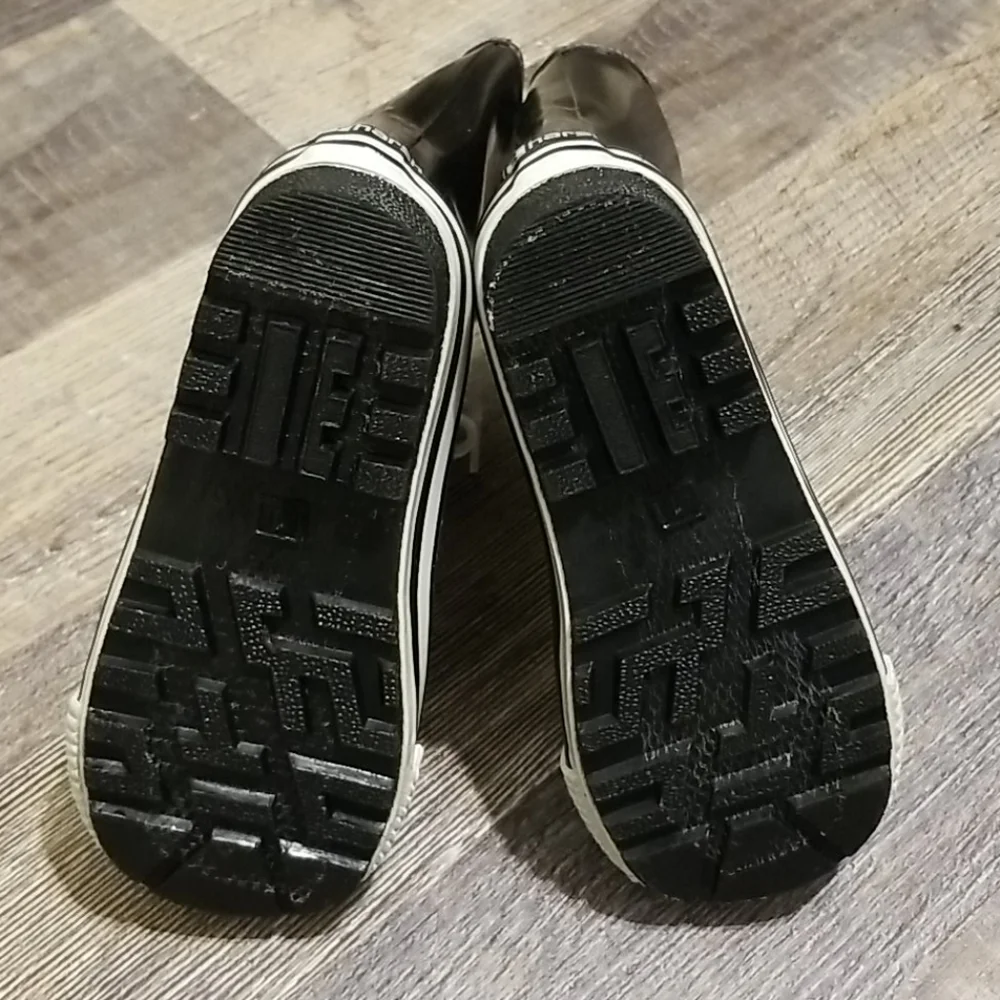Harsh skate rainboots